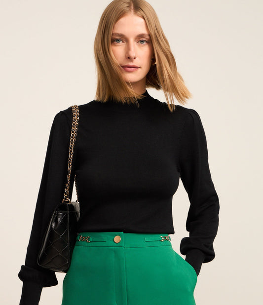 Maglione nero a maglia con collo alto e maniche a sbuffo