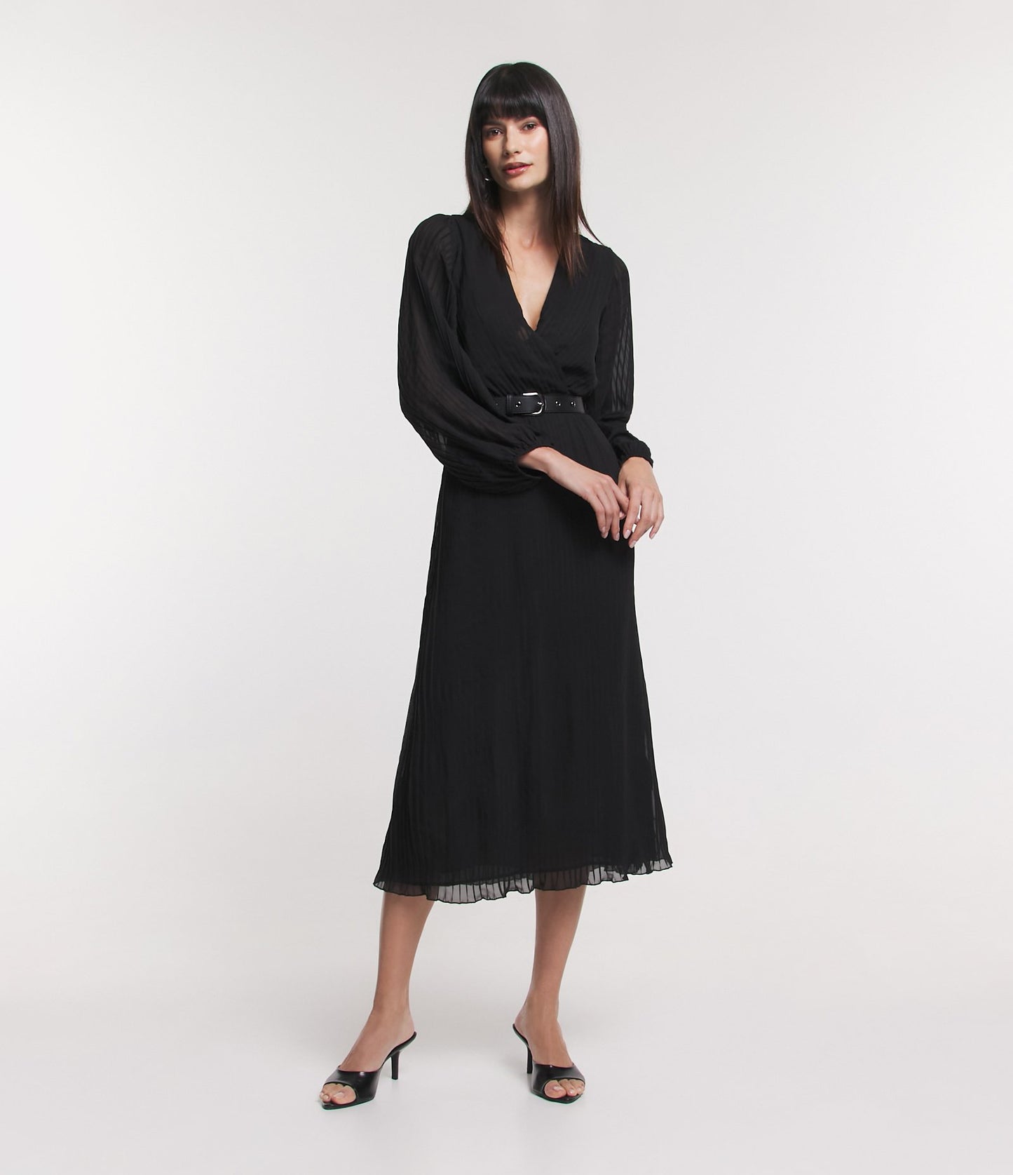 Abito midi in chiffon con scollo incrociato e cintura nera