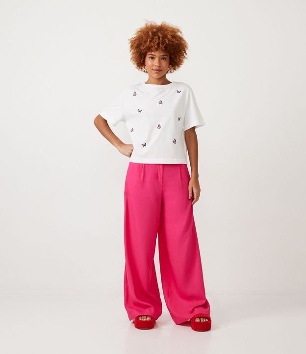 Calça de linho rosa de perna larga com bolsos e pregas