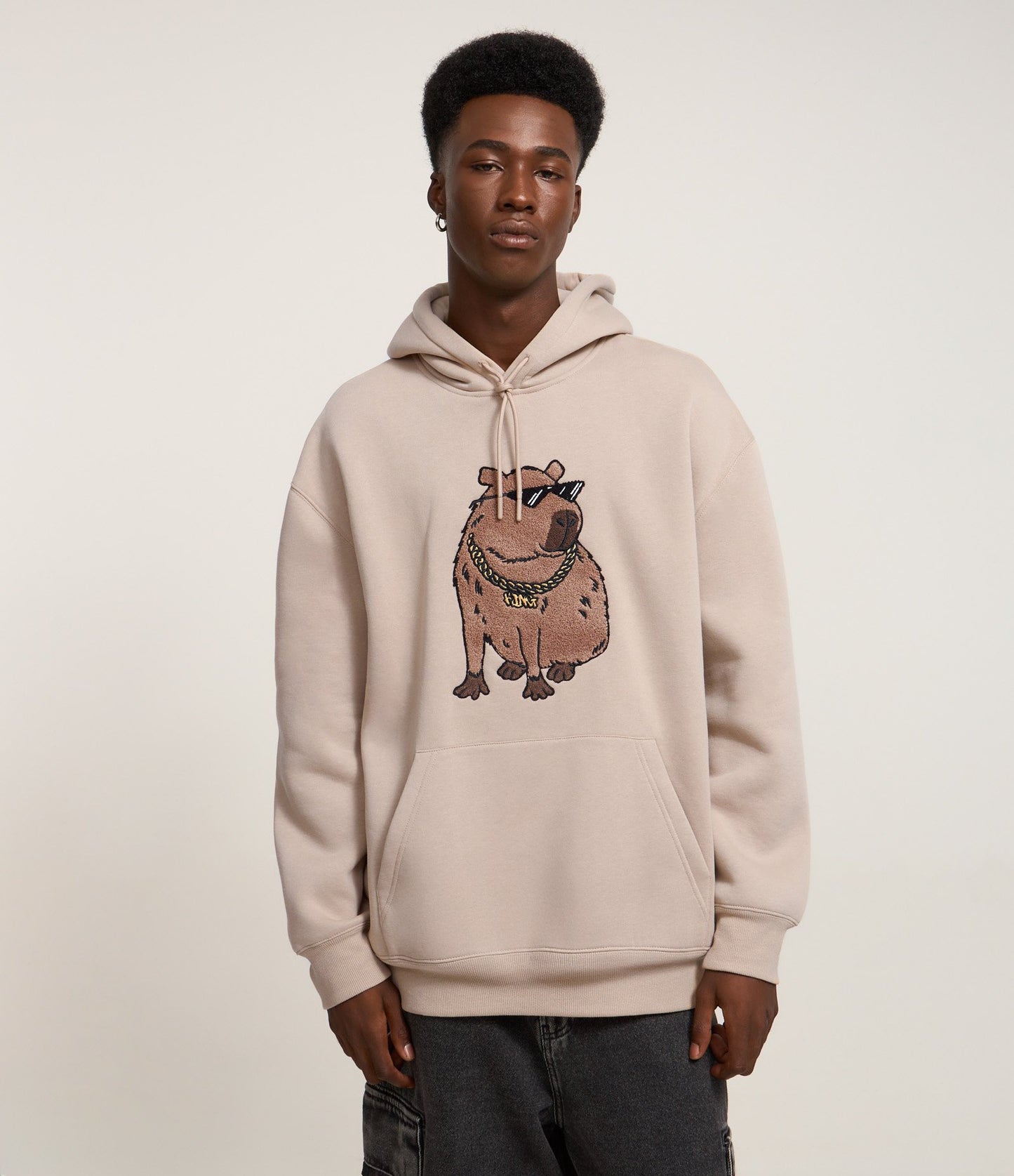 Felpa comfort beige con stampa capibara