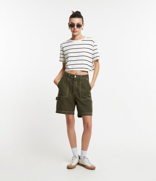 Shorts de sarja de cintura alta com pesponto superior e bolso carpinteiro em verde