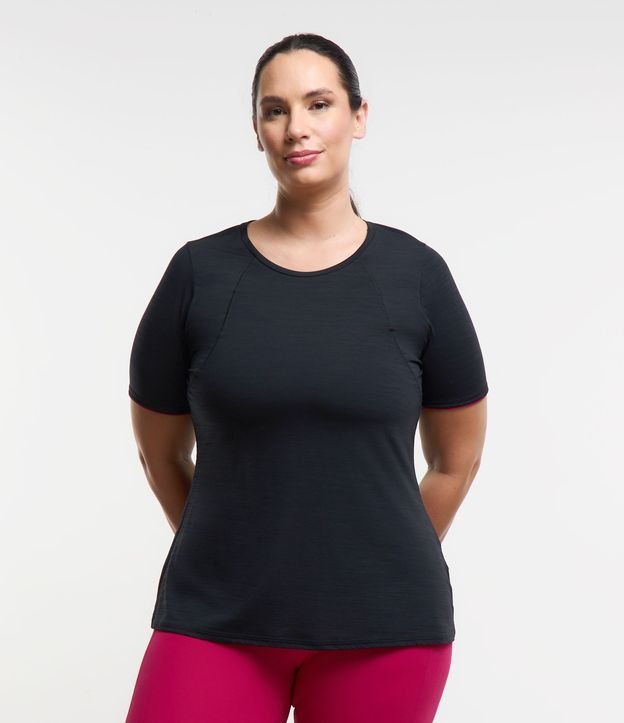 Camiseta esportiva preta de comprimento estendido, design tecnológico, para curvas e tamanhos grandes