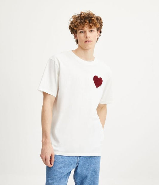 Camiseta de algodão com coração bordado em branco