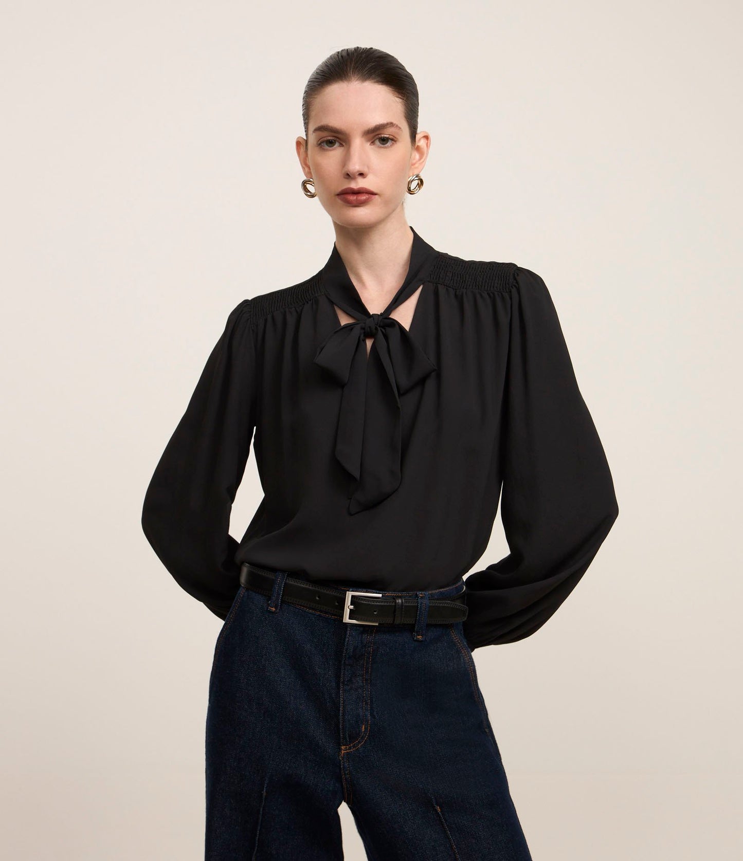 Blusa de Crepe com Gola de Laço e Detalhes Plissados em Preto