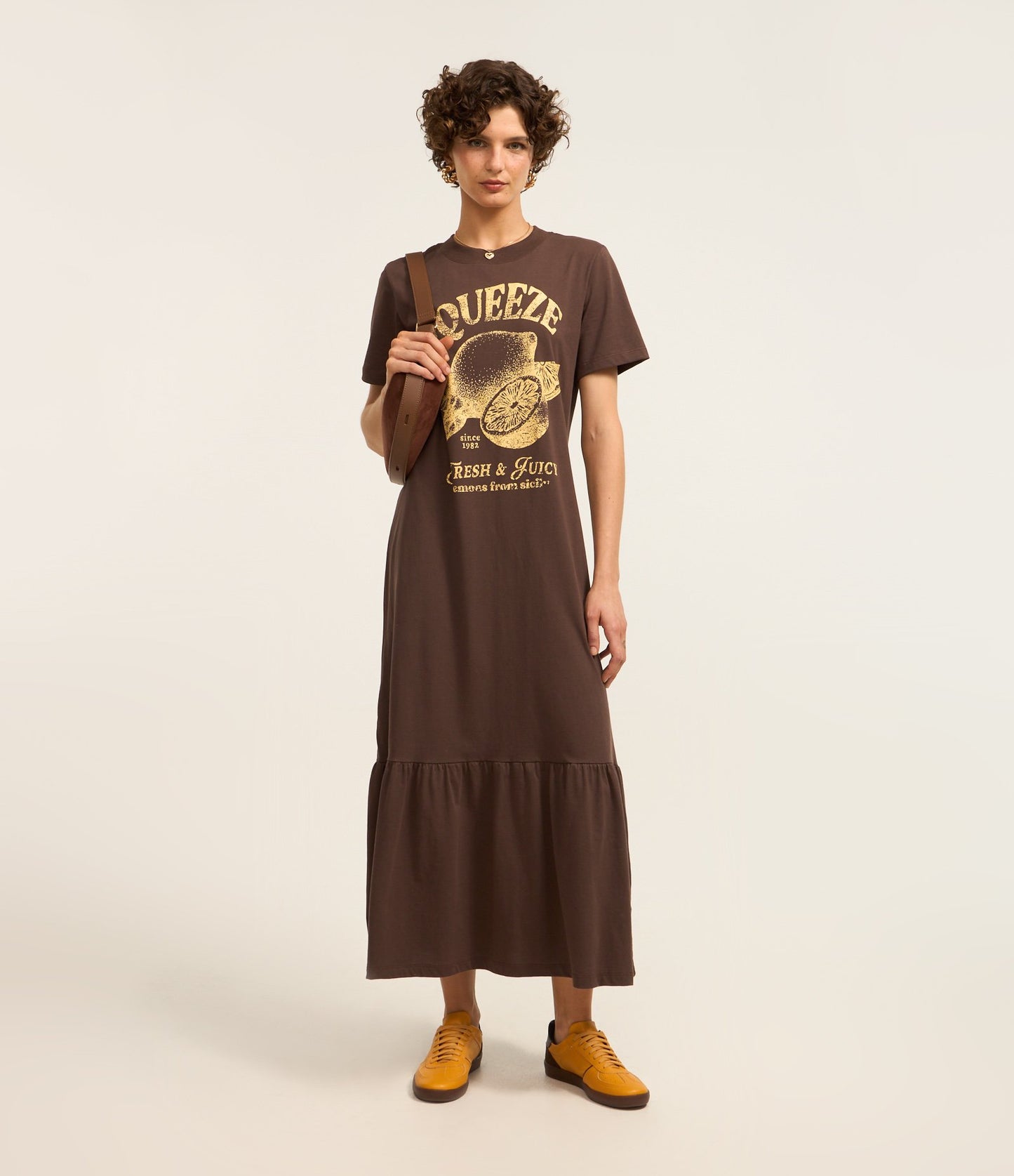 Vestido longo midi de algodão com estampa Squeeze e saia marrom com babados