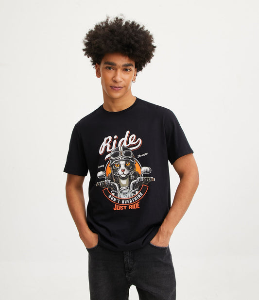Camiseta regular em meia malha com estampa de gatos Motobiker em preto