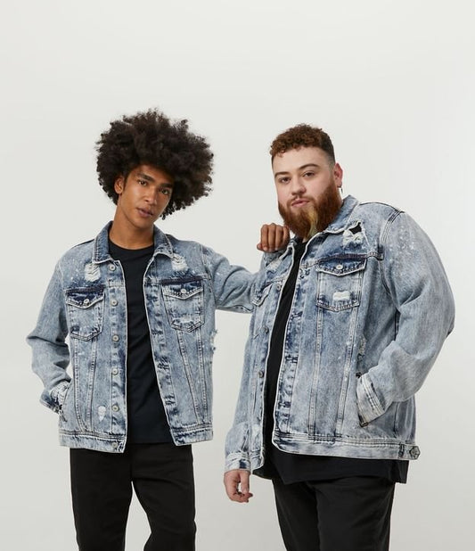 Jaqueta jeans azul desgastada com rasgos e desbotamento