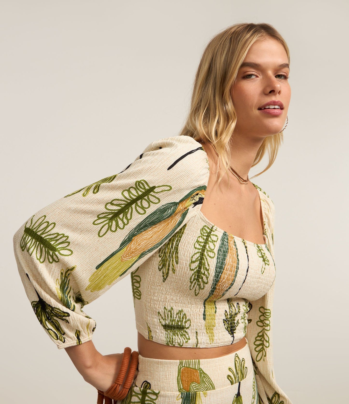 Blusa Cropped Texturizada com Estampa de Folhas Bege/Verde