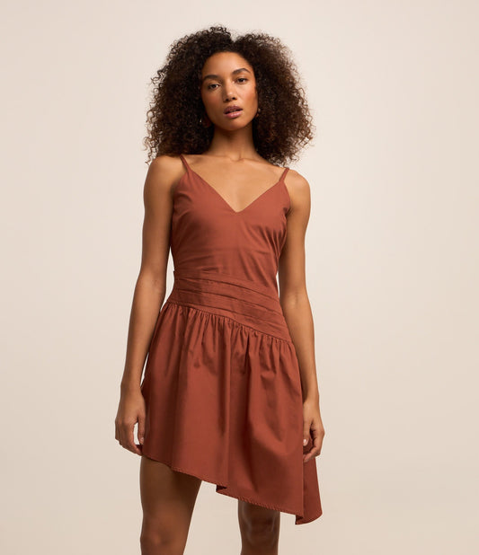 Vestido curto marrom de tricoline com bainha assimétrica e alças