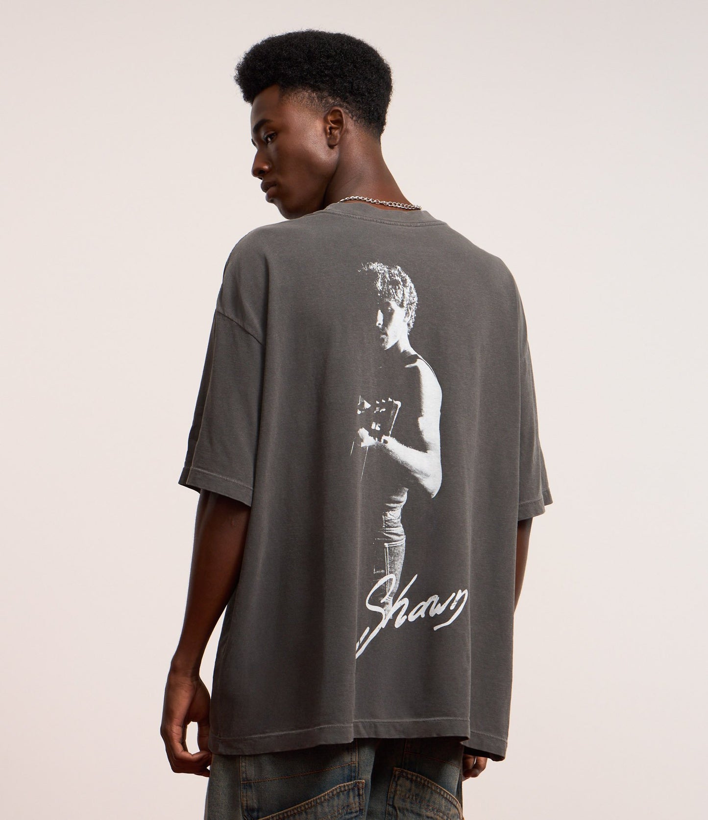 Camiseta oversize gris con estampado de Shawn Mendes