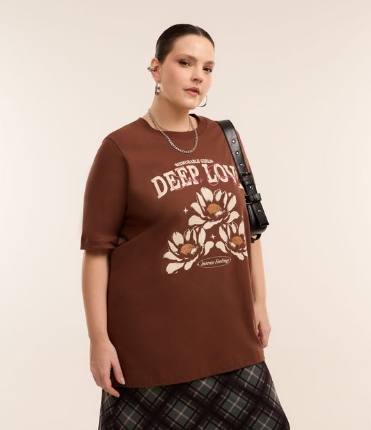 Camiseta Estendida com Estampa de Amor Profundo e Flores, Tamanhos Curve & Plus, Marrom