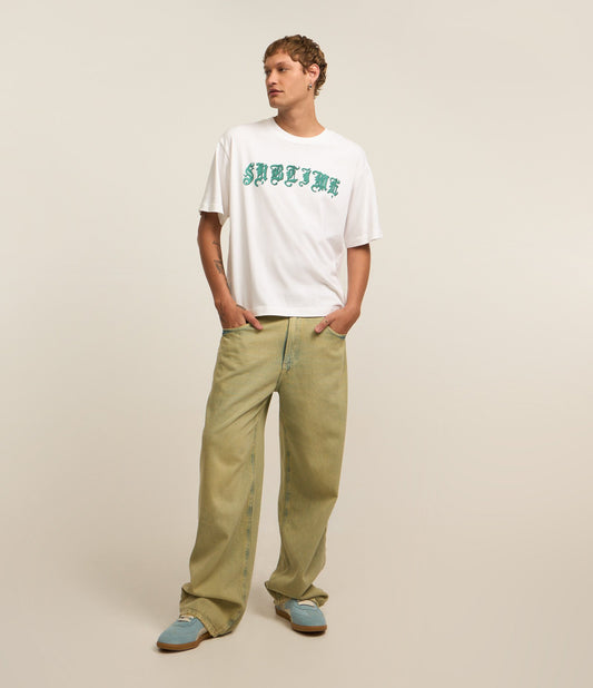 Jeans super larghi con lavaggio sporco e cintura verde