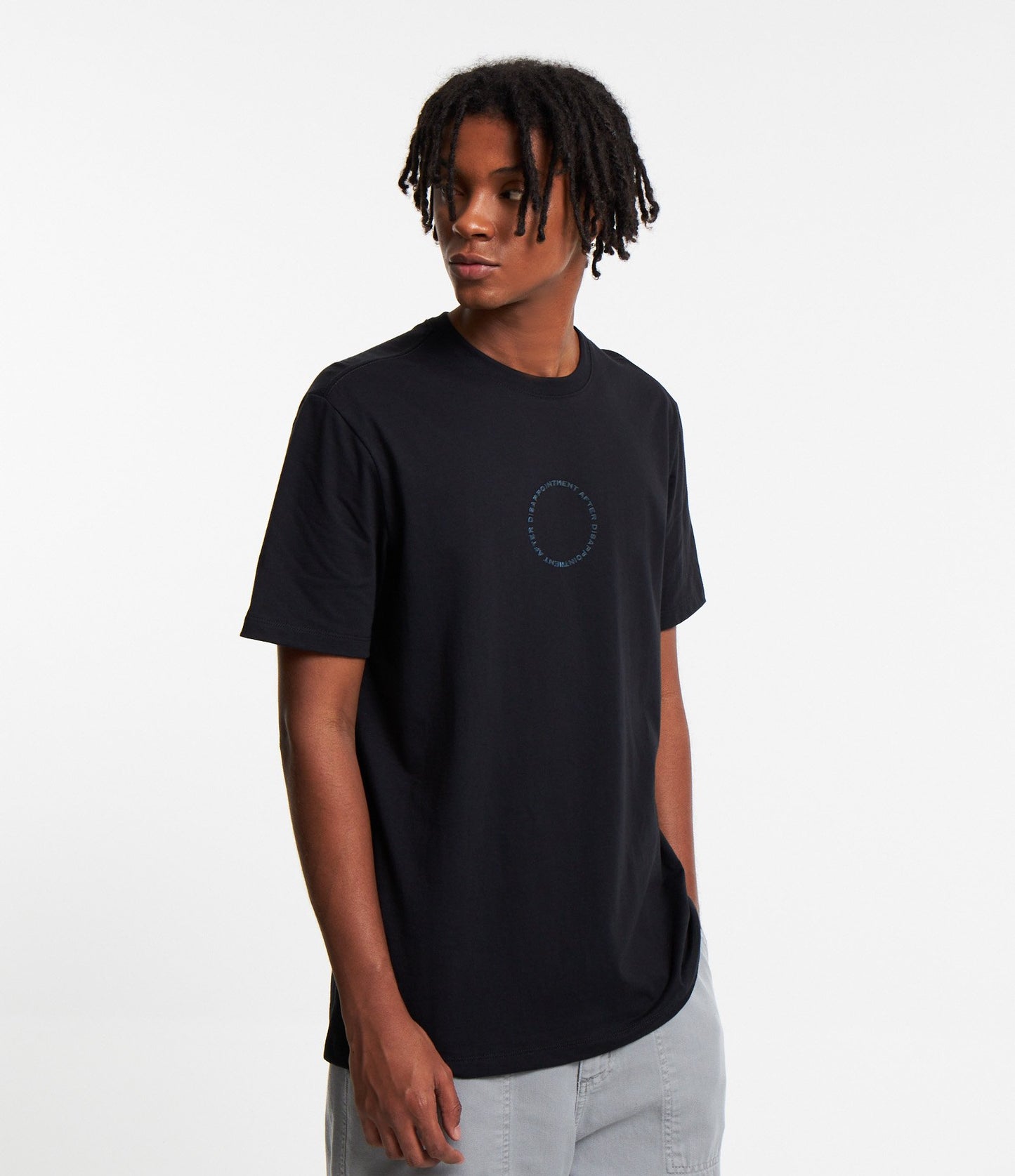 Camiseta Comfort Cotton com letras circulares em relevo em preto