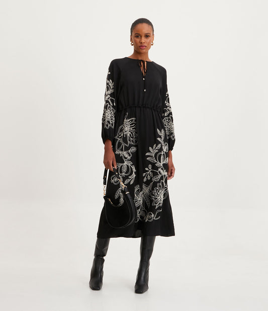 Vestido midi de cetim preto com bordado e gola alta