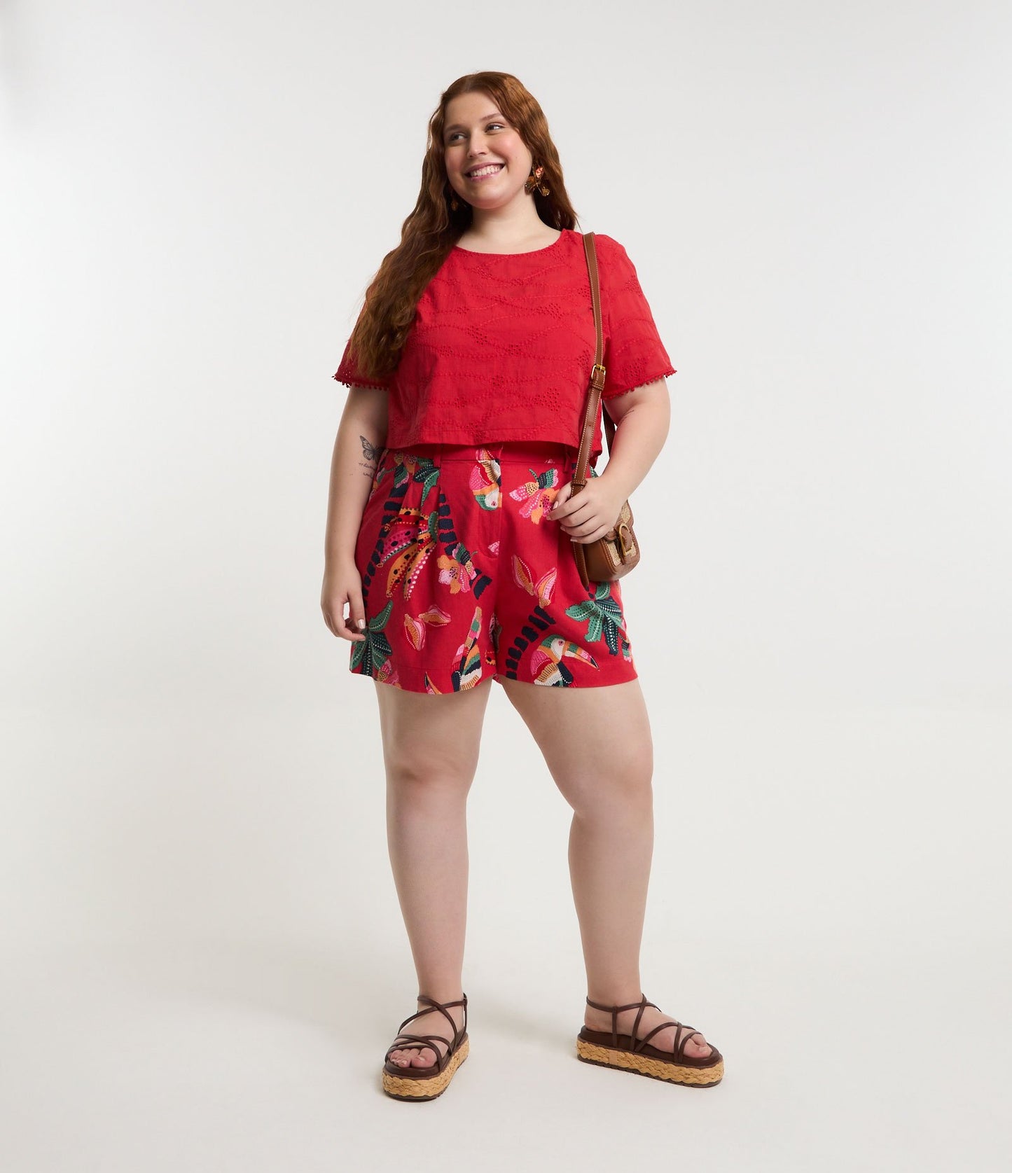 Pantaloncini Viscolinho rossi stampati con banane e palme - Curve e taglie forti
