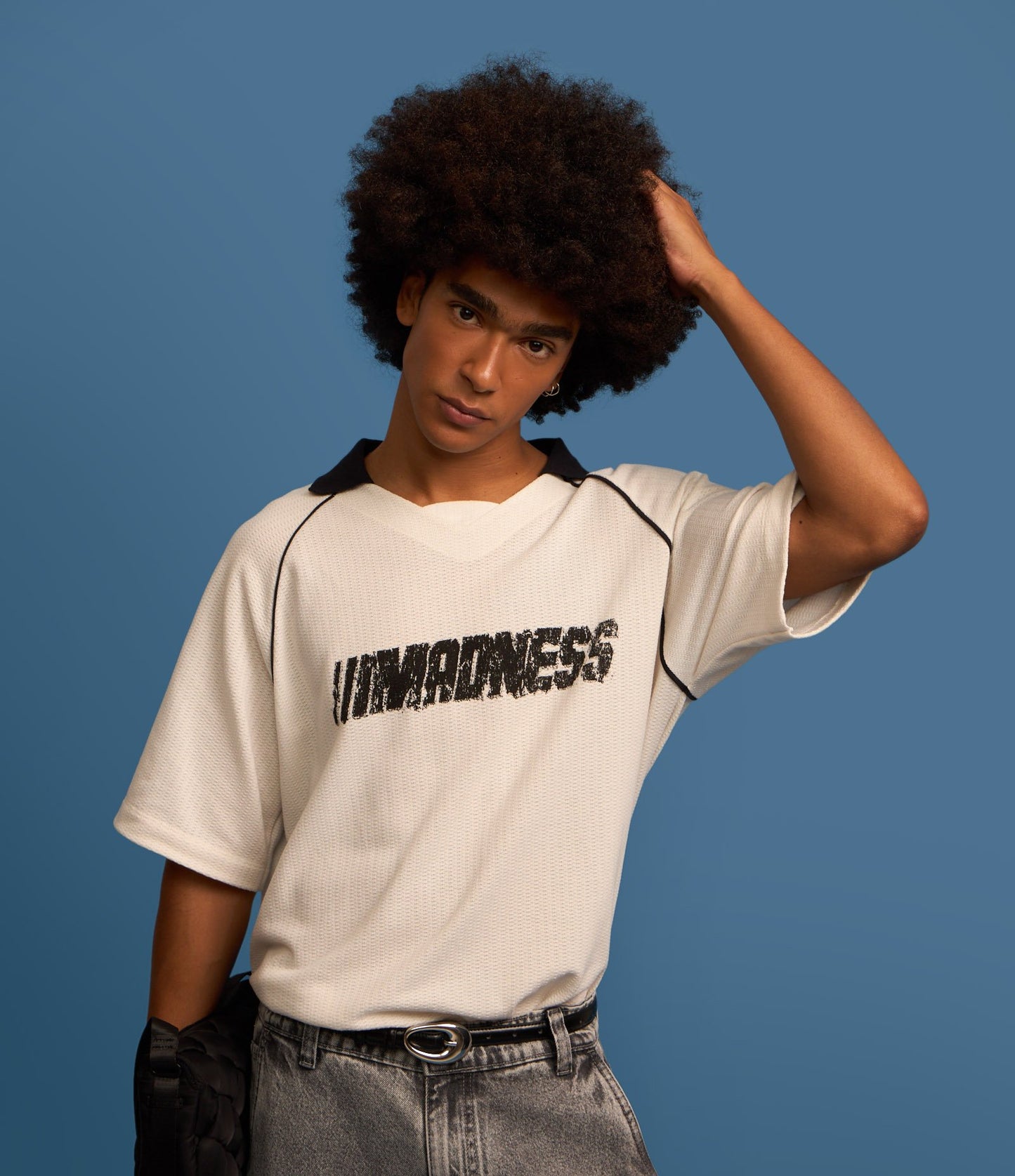 Camiseta Overboxy de algodón con textura deportiva y cuello de solapa en blanco roto