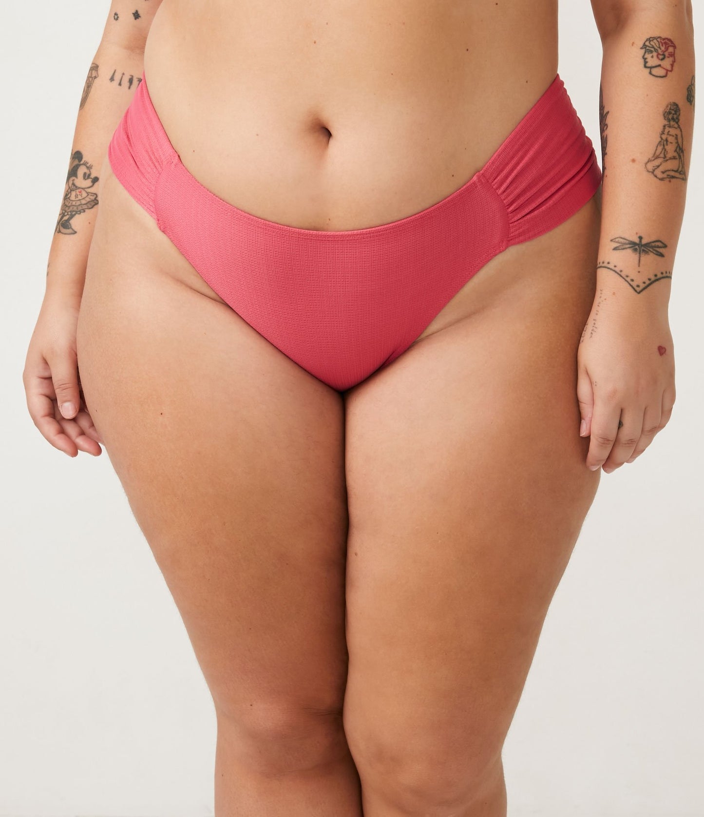 Slip bikini in poliammide con increspatura laterale e texture curvy & Plus Size rosa