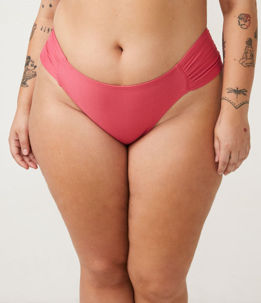 Slip bikini in poliammide con increspatura laterale e texture curvy & Plus Size rosa