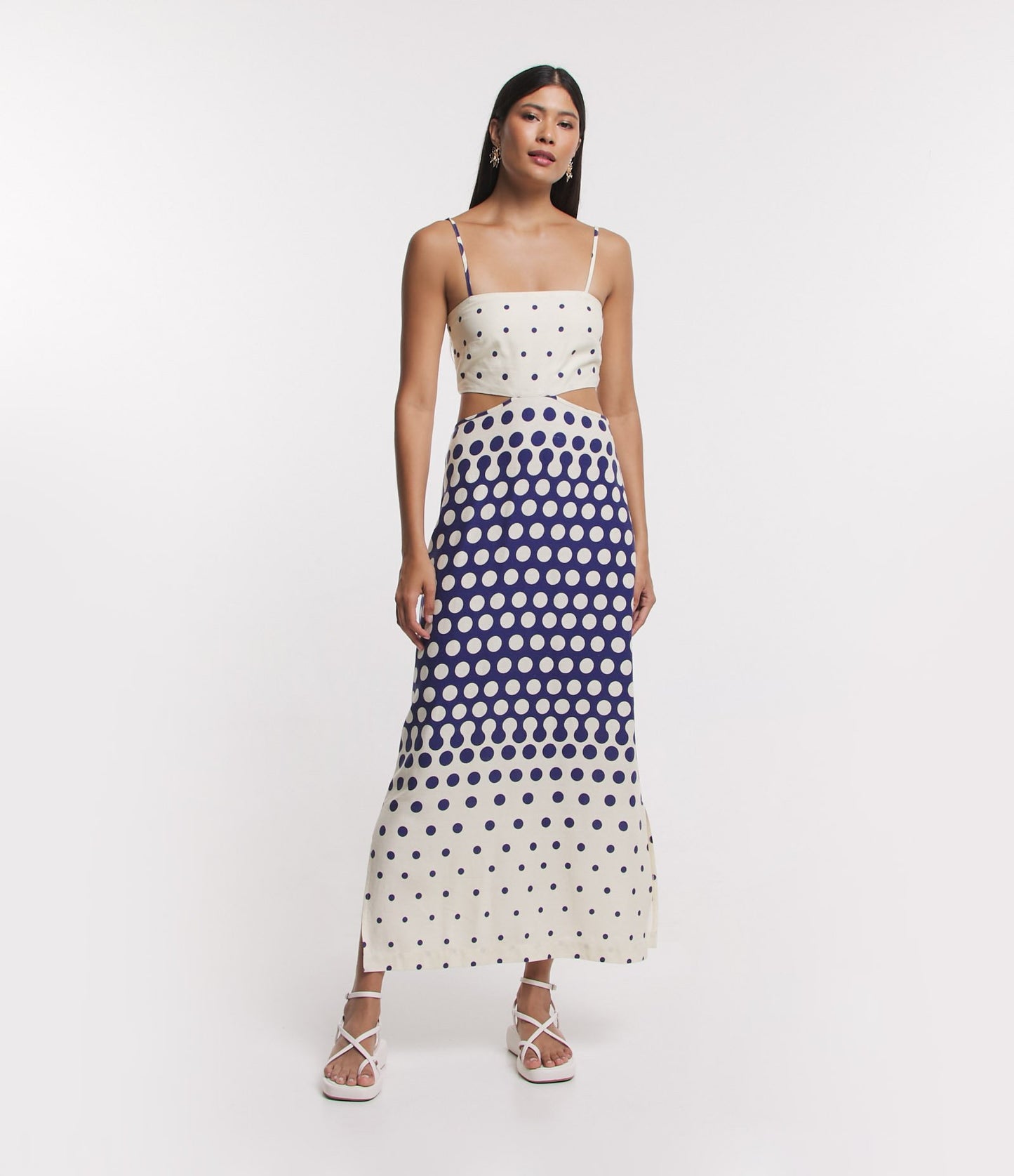 Vestido maxi longo de linho com bolinhas, alças, fenda e detalhes em smock em branco/azul