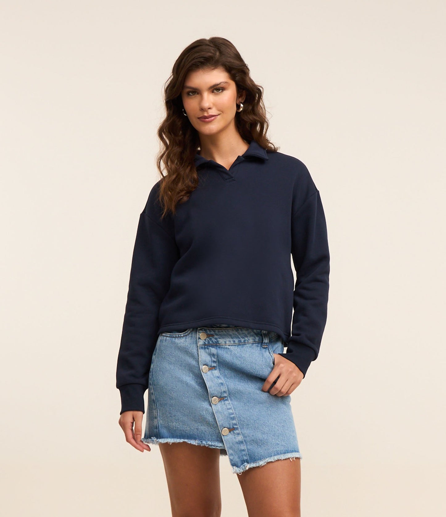 Mini-saia jeans com fecho de botão assimétrico e bainha com franzidos em azul