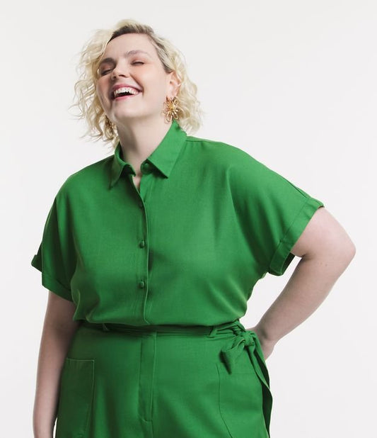 Camisa de linho com botões frontais e botões cobertos, Curve e Plus Size, verde