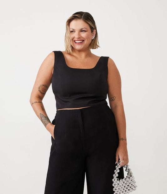Blusa preta de crepe com recorte e costas com babados, Curve & Plus Size