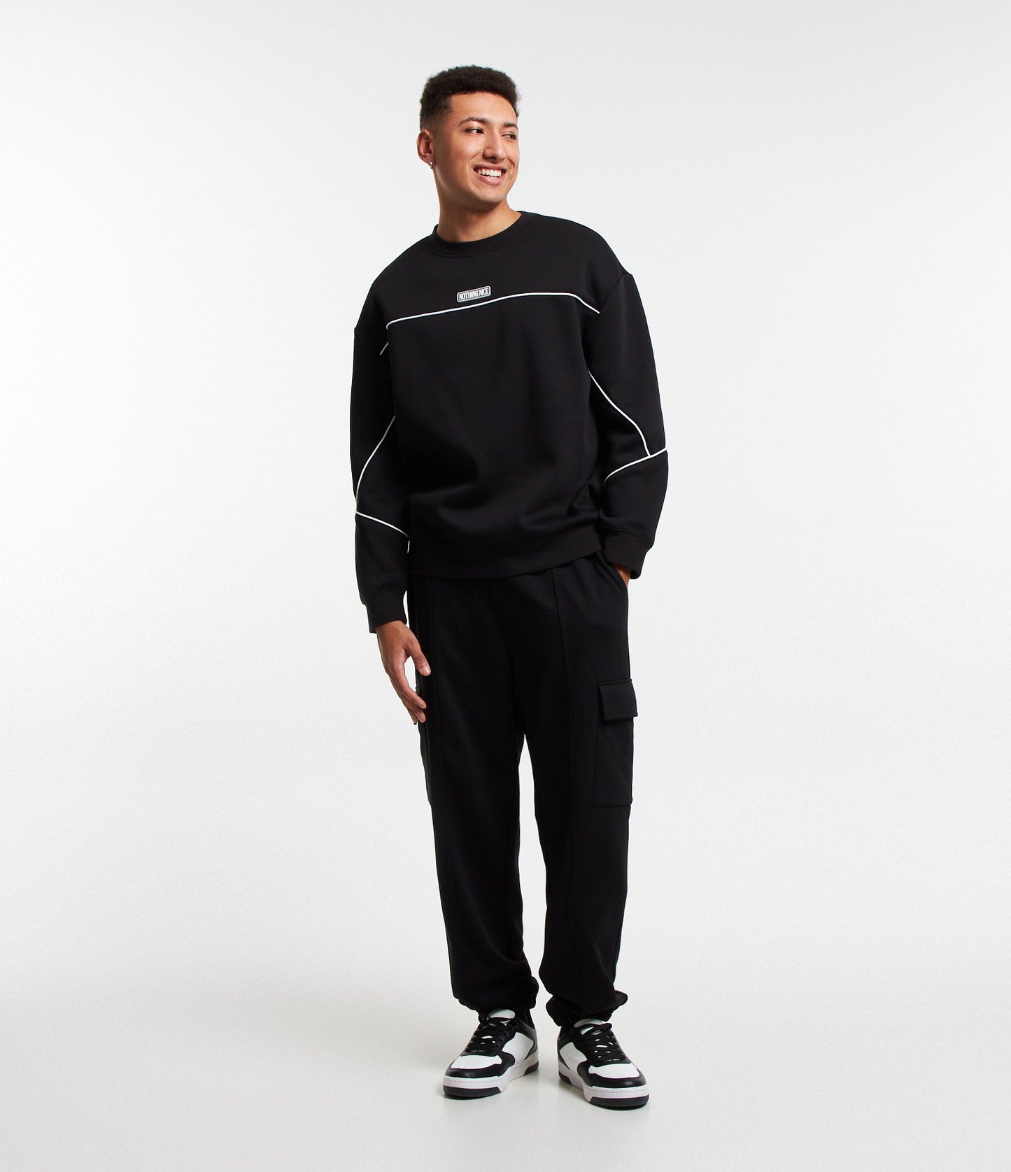 Calça de moletom Jogger preta com forro felpudo francês e bolsos laterais