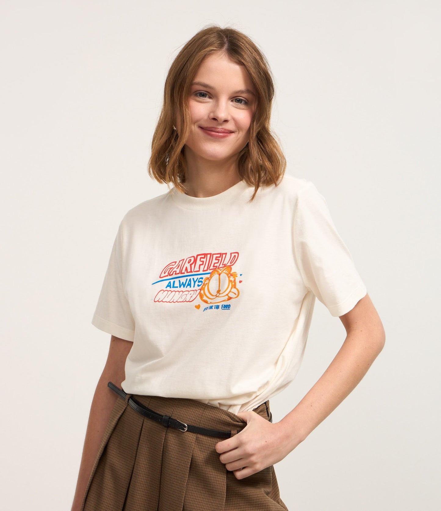 Camiseta branca de algodão com estampa do Garfield na frente e nas costas