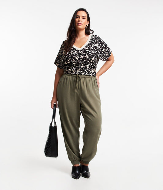 Pantalón jogger de sarga ligera con cintura elástica y cordón, Curvas y tallas grandes, Verde