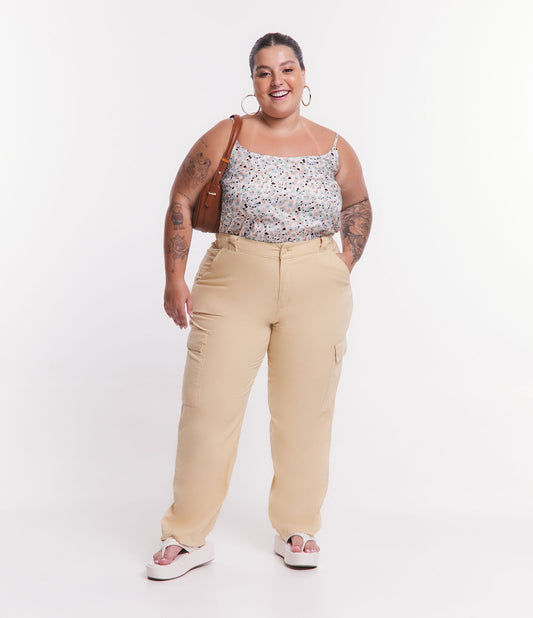 Pantalón Cargo Beige en Sarga con Cintura Elástica y Bolsillos Laterales - Tallas Curvas y Grandes
