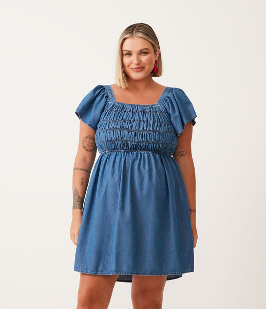 Vestido curto de brim com busto Smocked, Curve & Plus Size, azul
