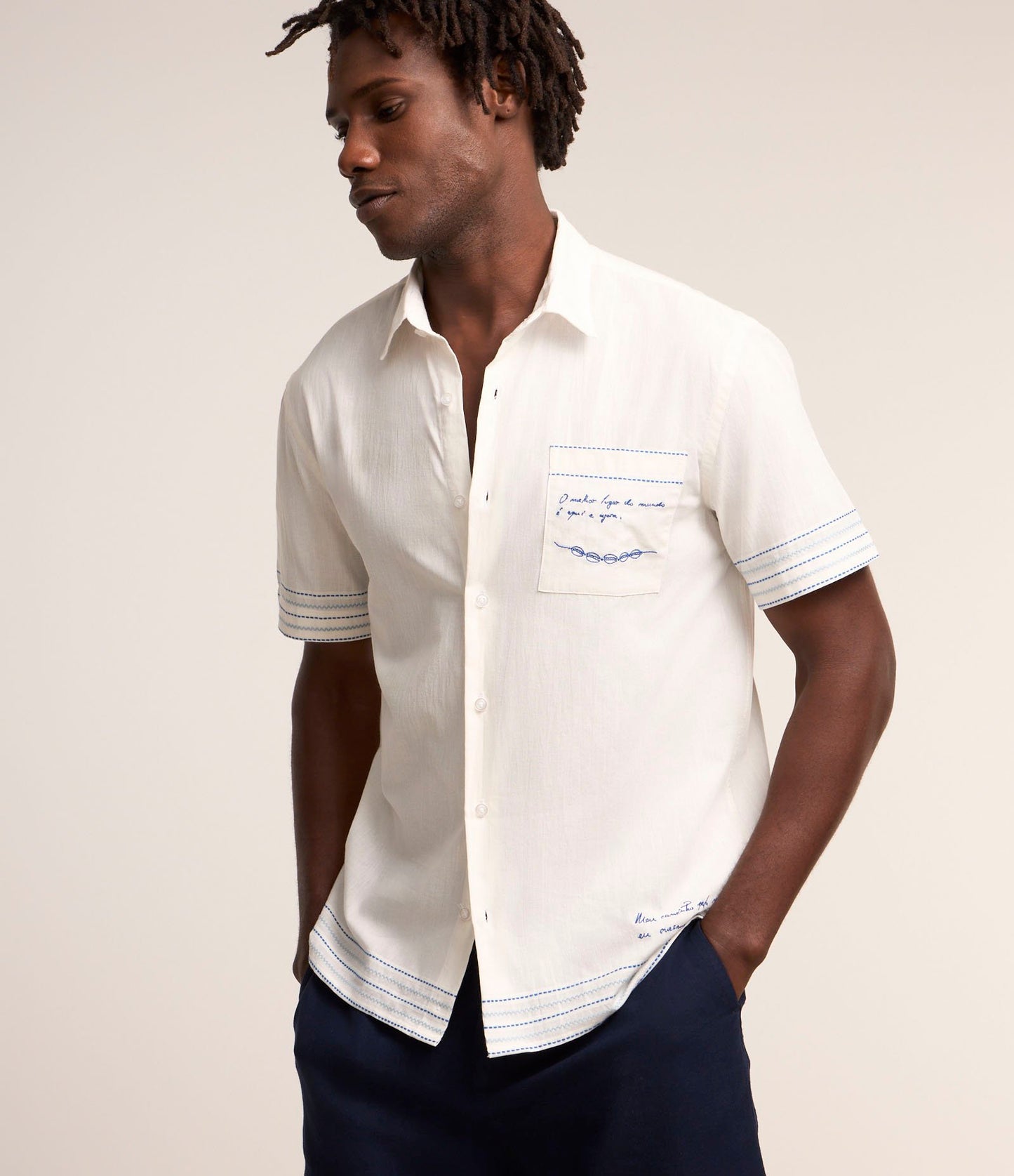 Camisa Tricoline Branca com Bordado "Meu Caminho Eu Mesmo Traço" por Gilberto Gil