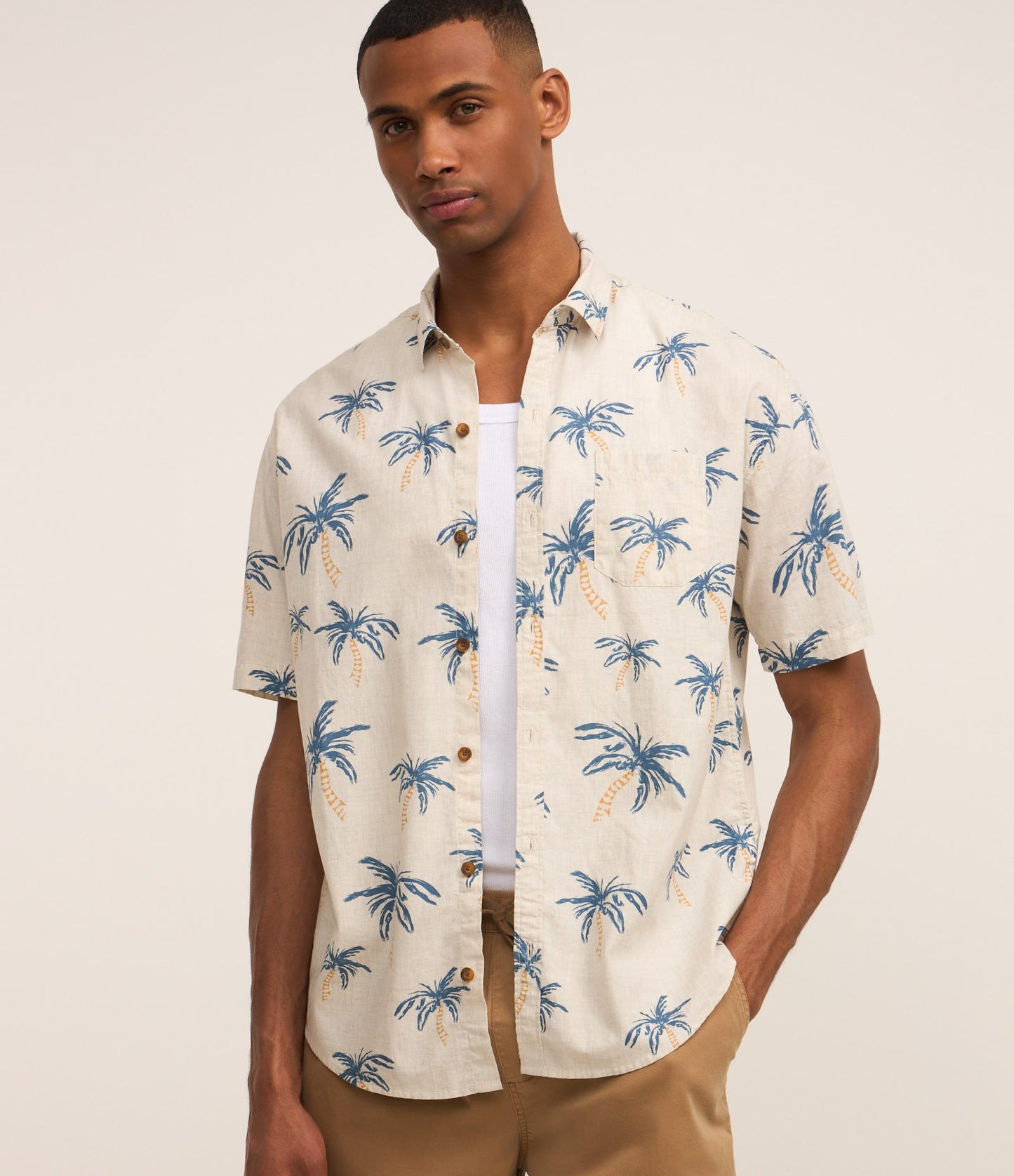 Camicia dal taglio rilassato con stampa di palme e taschino Off-White