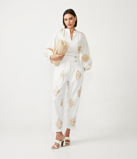 Calça de algodão Carrot Fit com estampa de arabescos brancos