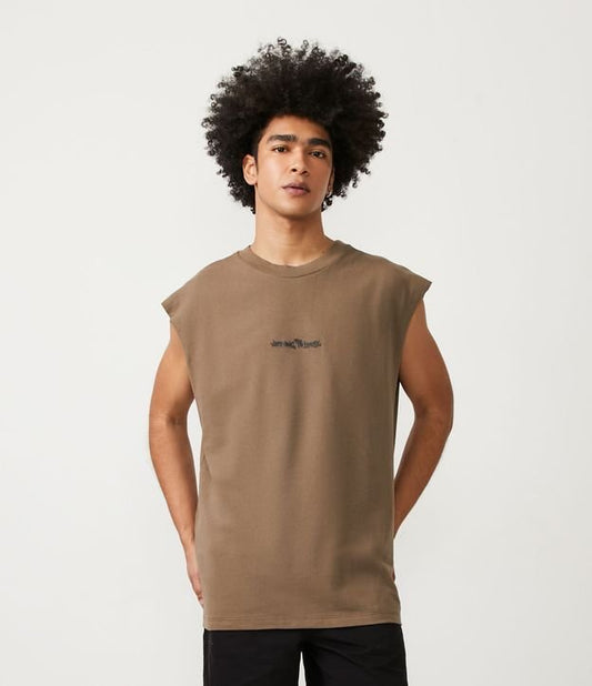 Camiseta com estampa de letras marrons