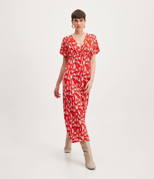 Vestido midi de malha texturizada com recorte no busto e estampa abstrata vermelha