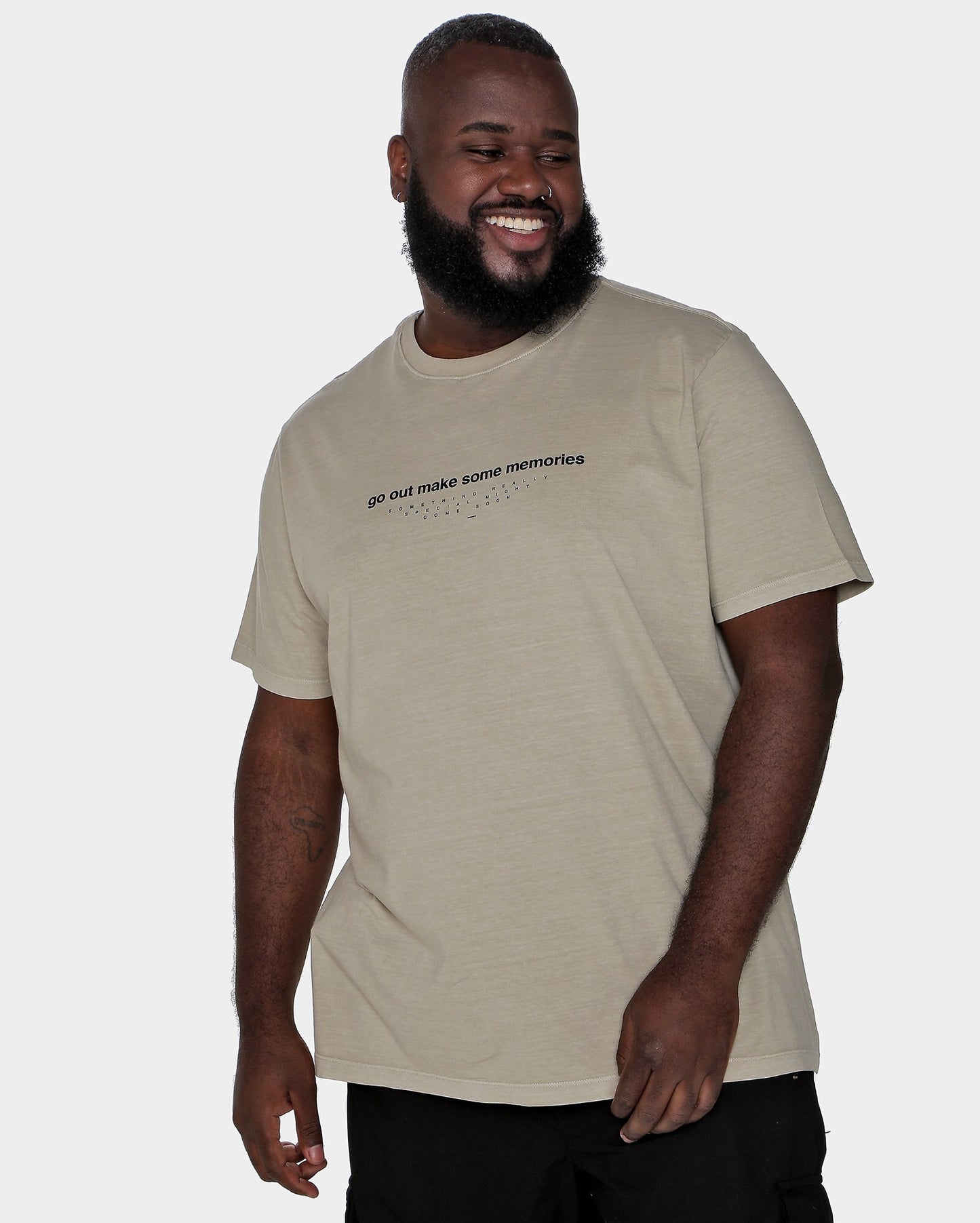 Maglietta a maniche corte plus size da uomo, Beige "Memories" di Allman, Riachuelo