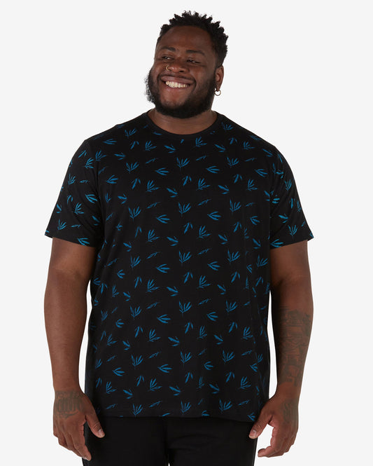 Camiseta masculina de algodão de manga curta Plus Size com estampa de folhas em preto