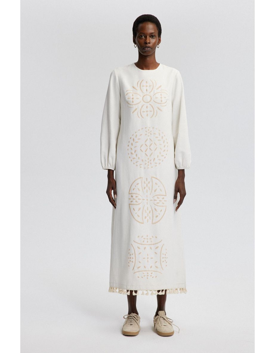 Vestido bordado com textura de linho