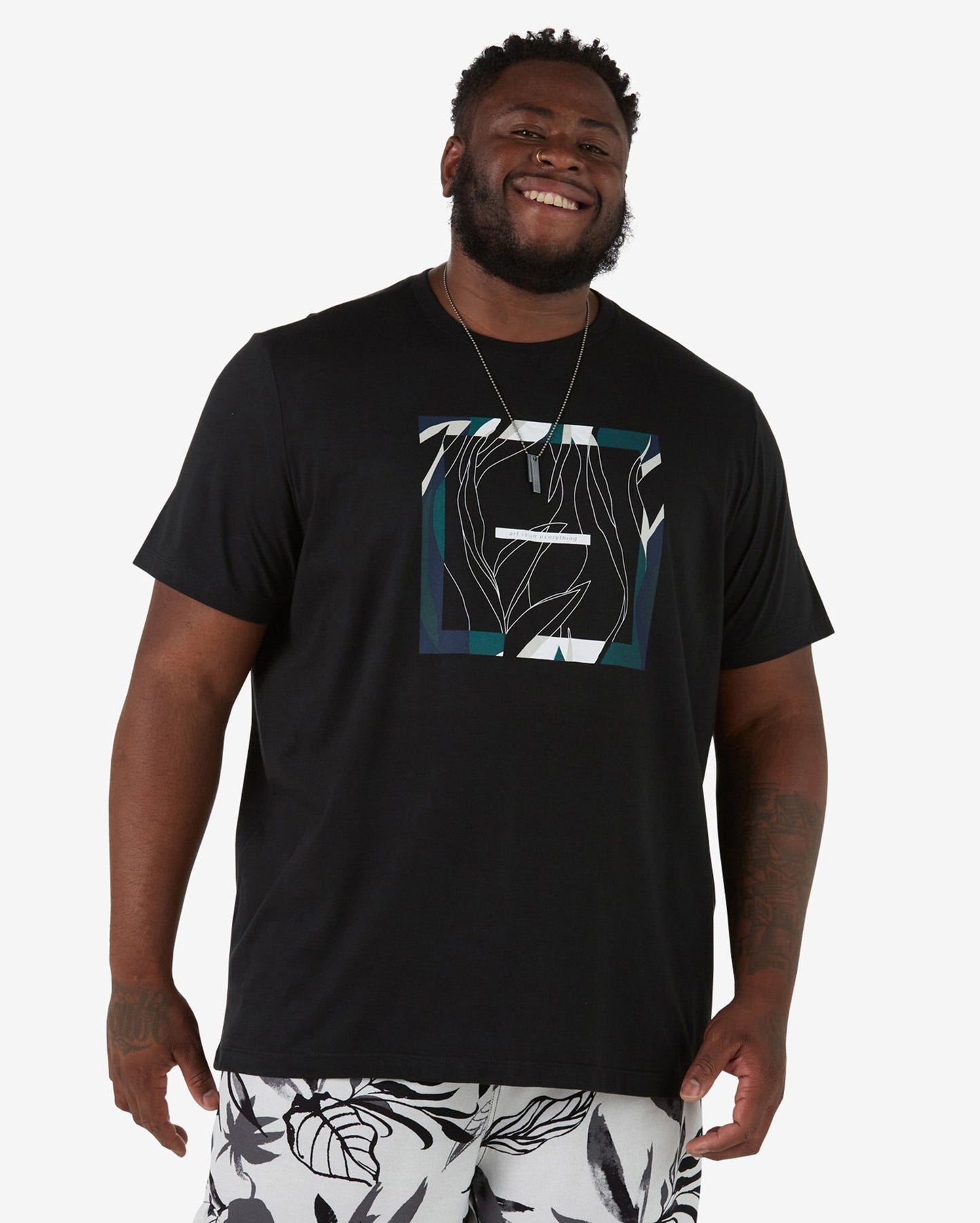 Camiseta masculina gráfica preta de manga curta plus size da Allman para Riachuelo