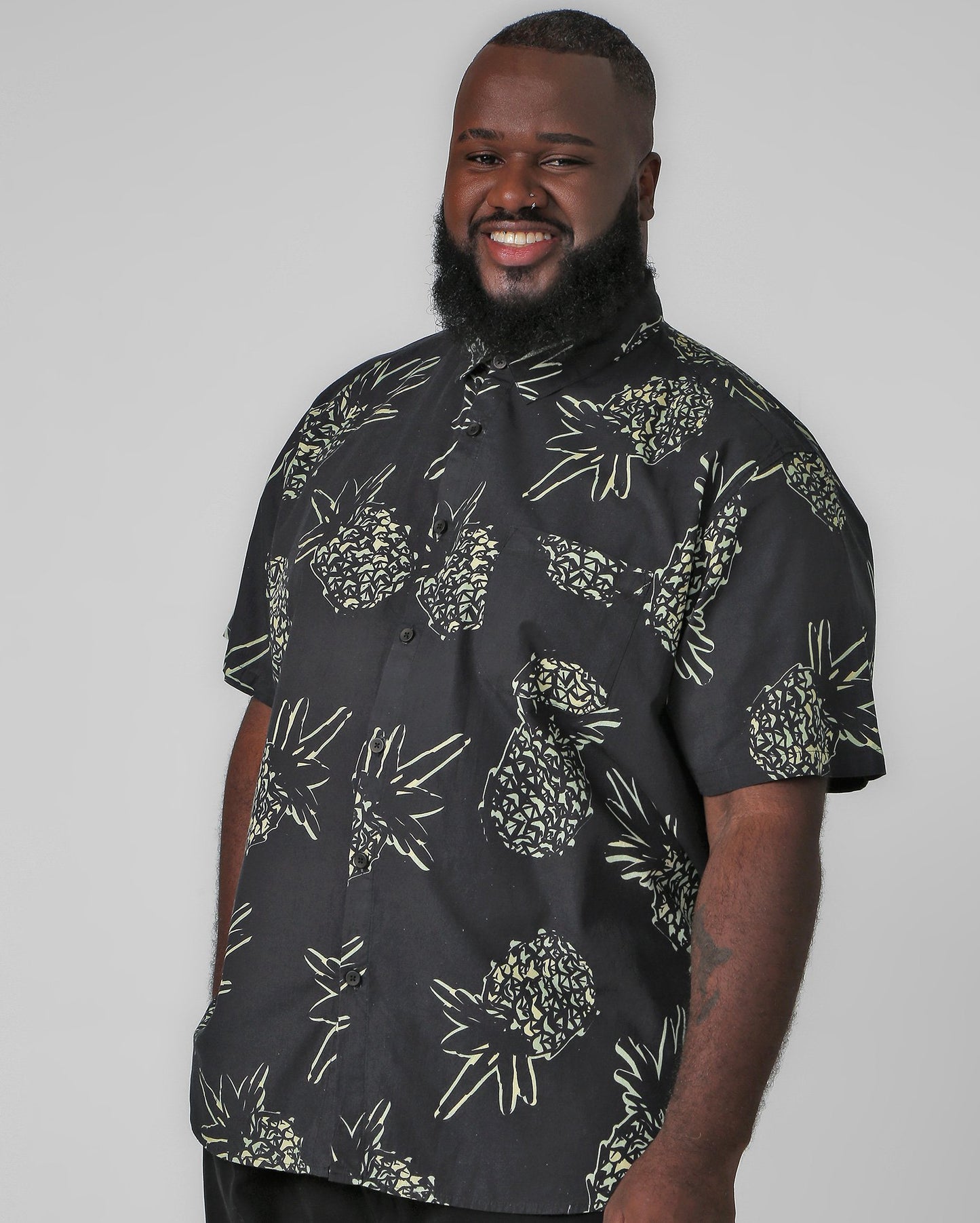 Camisa masculina plus size preta com abacaxi - Allman By Riachuelo