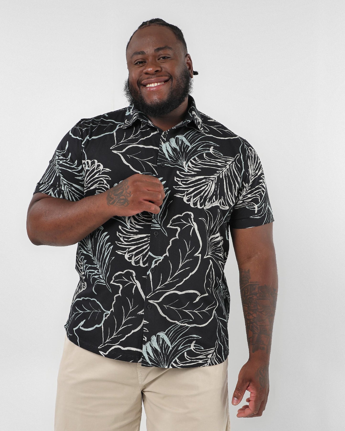 Camisa masculina plus size com estampa de folhas pretas - Original Plus by Riachuelo