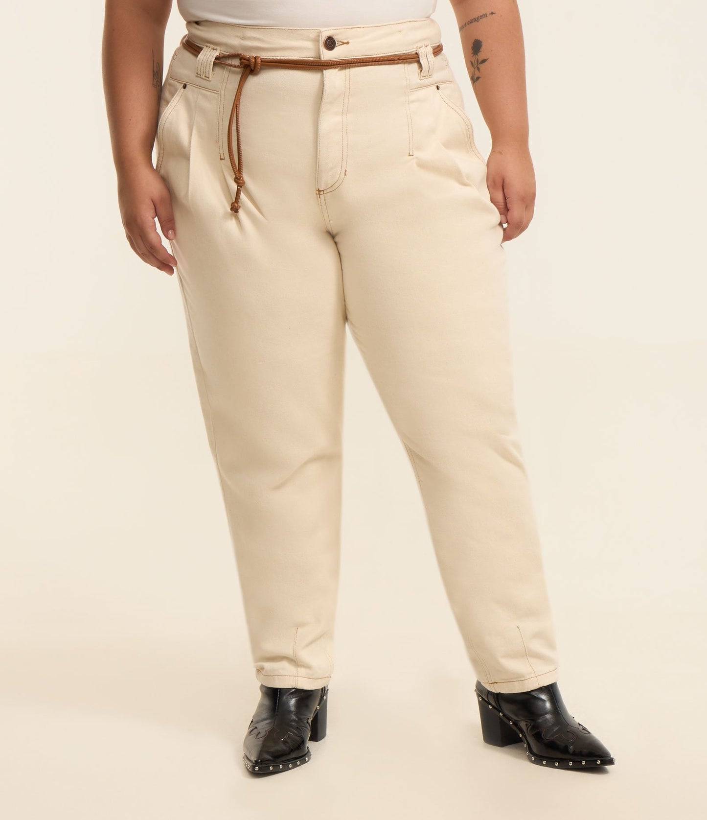 Pantaloni in twill beige con tasche oblique e cintura - Curve e taglie forti