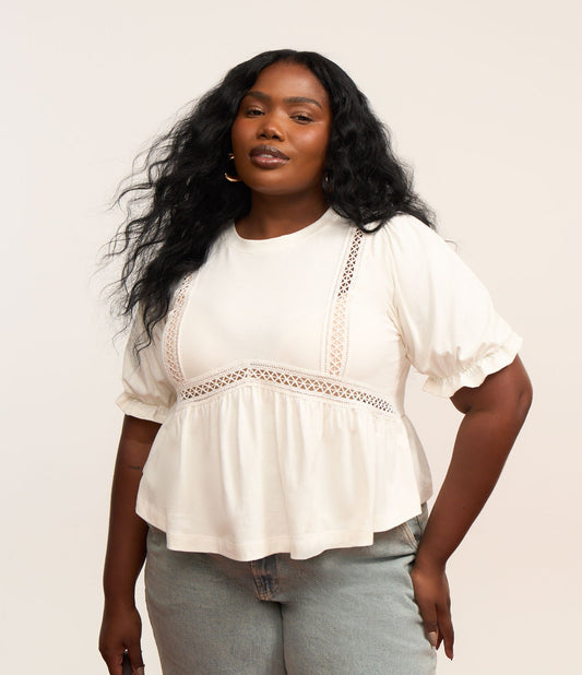 Camicetta boho con inserti in pizzo e maniche a sbuffo, taglie forti e taglie forti, bianco sporco