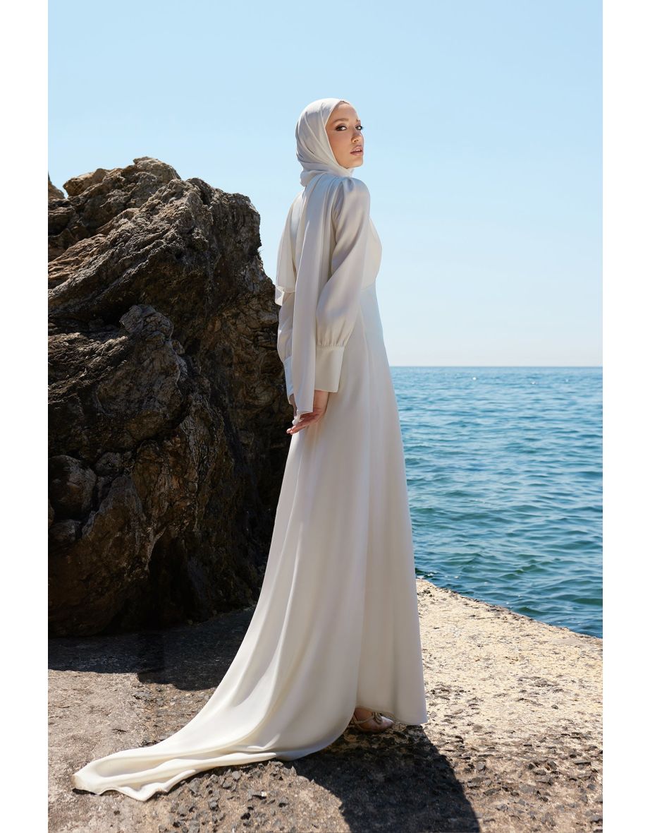 Vestido de noiva de cetim com cauda