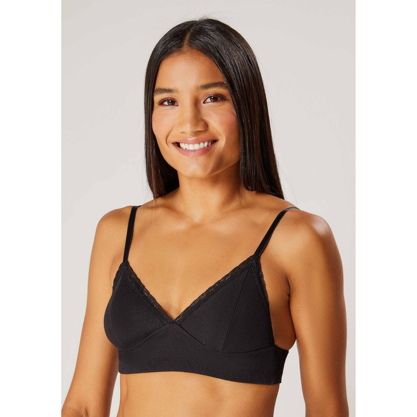 Sujetador triangular con relleno extraíble y diseño acanalado