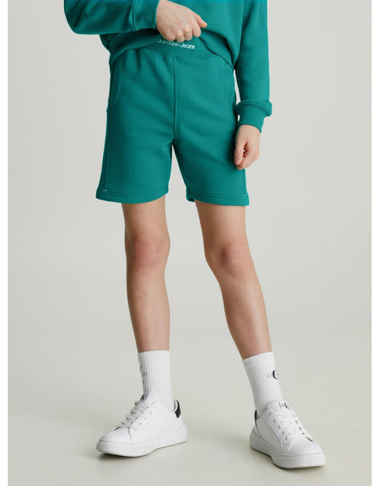 Calvin Klein Pantalones cortos de rizo con logotipo de intarsia verde para niños
