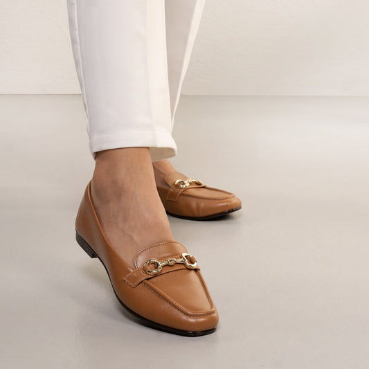 Mocassim feminino com fivela de metal em caramelo