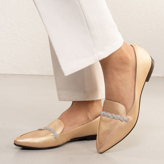 Mocassim feminino com brilho e ponta de dedo com fivela - Ouro