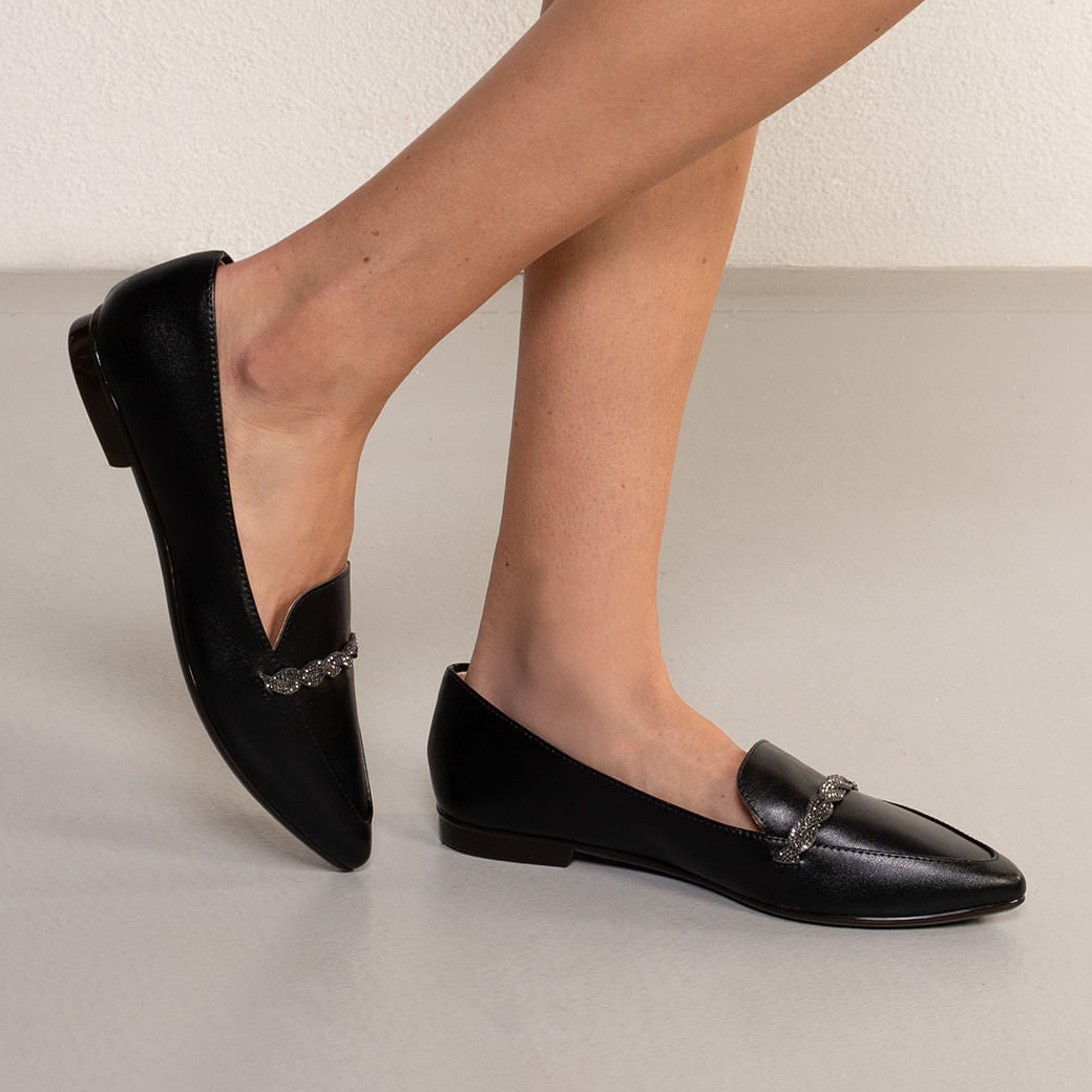 Mocassim feminino preto com brilho, ponta do pé e fivela Kult
